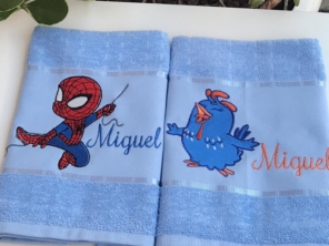 Toalhas de lavabo personalizadas com o nome das crianças.