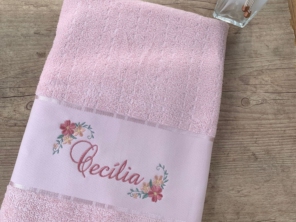 Toalha rosa felpuda da marca Dohler personalizada com o nome da cliente.