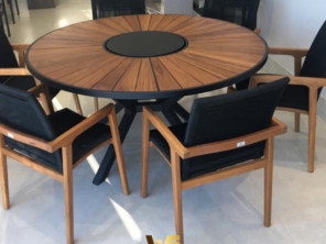 Mesa zurik com tampo de madeira e potronas em corda nautica