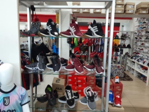 Foto de Galeria Cambuí Lins em Lins, SP por Solutudo