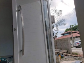 Foto de T&D vidros e esquadrias em Caraguatatuba, SP por Solutudo