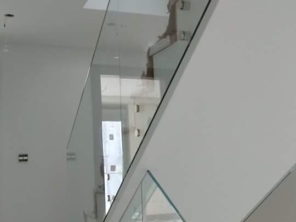 Guarda corpo e corrimão em vidro