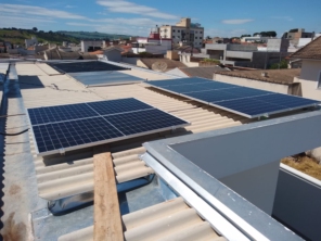 Foto de House Solar Energia Solar Fotovoltaica em Patos de Minas, MG por Solutudo