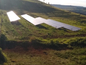 Foto de House Solar Energia Solar Fotovoltaica em Patos de Minas, MG por Solutudo