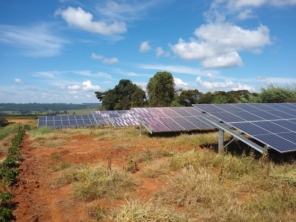 Foto de House Solar Energia Solar Fotovoltaica em Patos de Minas, MG por Solutudo