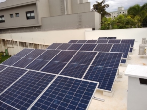 Foto de House Solar Energia Solar Fotovoltaica em Patos de Minas, MG por Solutudo