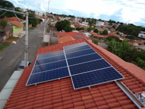 Foto de House Solar Energia Solar Fotovoltaica em Patos de Minas, MG por Solutudo