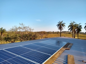 Foto de House Solar Energia Solar Fotovoltaica em Patos de Minas, MG por Solutudo