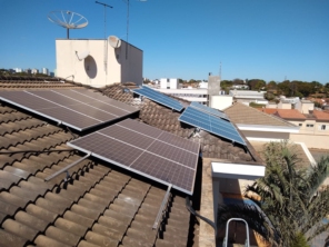 Foto de House Solar Energia Solar Fotovoltaica em Patos de Minas, MG por Solutudo