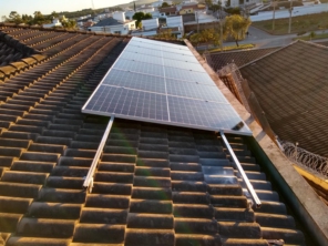 Foto de House Solar Energia Solar Fotovoltaica em Patos de Minas, MG por Solutudo