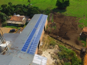 Foto de House Solar Energia Solar Fotovoltaica em Patos de Minas, MG por Solutudo
