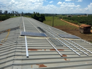 Foto de House Solar Energia Solar Fotovoltaica em Patos de Minas, MG por Solutudo
