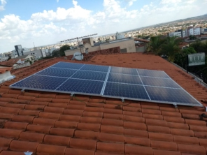 Foto de House Solar Energia Solar Fotovoltaica em Patos de Minas, MG por Solutudo