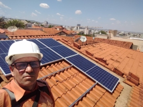 Foto de House Solar Energia Solar Fotovoltaica em Patos de Minas, MG por Solutudo