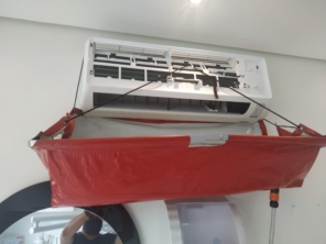Máquina sendo preparada para lavagem