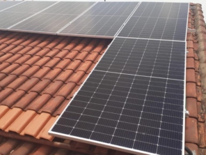 Foto de Com Sol Energia Solar em Brasília, DF por Solutudo