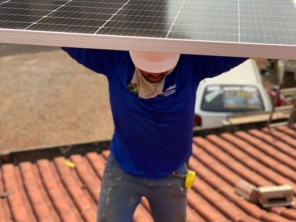 Foto de Com Sol Energia Solar em Brasília, DF por Solutudo