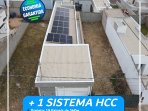 Foto de HCC Energia Solar em Ninho Verde II Eco Residence, SP por Solutudo