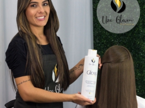 "Na encantadora cidade de Bauru-SP, reconhecemos que todos os dias são uma oportunidade de dedicar um tempo especial aos nossos cabelos. E o que poderia ser mais gratificante do que confiar seus preciosos fios aos nossos especialistas em alisamento capilar personalizado?  Nossos serviços vão muito além do superficial, pois entendemos a importância de um cabelo saudável e bem cuidado para elevar sua autoestima e presença. Com uma abordagem única e adaptada às suas necessidades, nosso alisamento capilar personalizado é a chave para desfrutar de fios deslumbrantes e perfeitamente alinhados.  A cada agendamento, você está investindo em um relacionamento duradouro com a beleza e a confiança. Nossos profissionais, munidos de conhecimento técnico e produtos de alta qualidade, trabalham incansavelmente para criar uma experiência única para você.  Aproveite cada dia para cuidar de você e, é claro, dos seus cabelos, em Bauru e em todos os lugares onde você deseja brilhar. Agende agora e descubra como é sentir-se confiante e radiante todos os dias! ✨