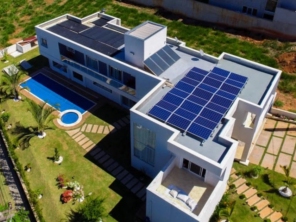 Vista aérea de uma Instalação de Placa Solar Residencial