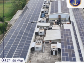 Painéis solares cobrindo os telhados de edifícios da Marinha do Brasil com sede no Rio de Janeiro