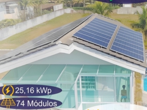 Painéis solares instalados no telhado de uma casa moderna no Jardim Acapulco, Guarujá-SP