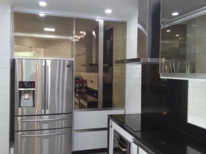 Foto de Infinity Decor Móveis Planejados em Alumínio em Peruíbe, SP por Solutudo