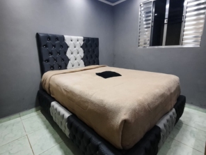 Pai ele cabeceira e lateral da cama toda em estofados captone tecido corvin