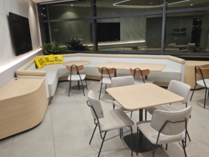 Trabalho realizado na Mccain em SP, em parceria com a Befive Engenharia. Móveis modelados em Fórmica e MDF Carvalho Poro