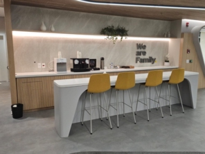 Trabalho realizado na Mccain em SP, em parceria com a Befive Engenharia. Móveis modelados em Fórmica e MDF Carvalho Poro