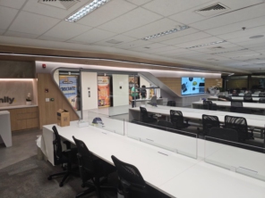 Trabalho realizado na Mccain em SP, em parceria com a Befive Engenharia. Móveis modelados em Fórmica e MDF Carvalho Poro