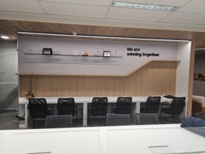 Trabalho realizado na Mccain em SP, em parceria com a Befive Engenharia. Móveis modelados em Fórmica e MDF Carvalho Poro