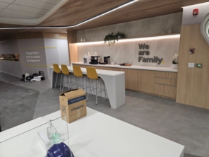 Trabalho realizado na Mccain em SP, em parceria com a Befive Engenharia. Móveis modelados em Fórmica e MDF Carvalho Poro