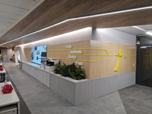 Trabalho realizado na Mccain em SP, em parceria com a Befive Engenharia. Móveis modelados em Fórmica e MDF Carvalho Poro