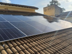 Foto de Engenharia, Obras, Arquitetura & Elétrica Solar em Ninho Verde II Eco Residence, SP por Solutudo