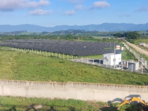 Foto de Engenharia, Obras, Arquitetura & Elétrica Solar em Ninho Verde II Eco Residence, SP por Solutudo