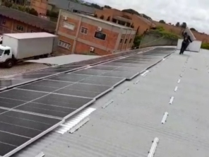 Foto de Engenharia, Obras, Arquitetura & Elétrica Solar em Ninho Verde II Eco Residence, SP por Solutudo