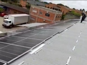 Foto de Engenharia, Obras, Arquitetura & Elétrica Solar em Ninho Verde II Eco Residence, SP por Solutudo