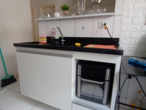 As principais vantagens ,do móvel sob medida são , você sempre consegue adaptar todos os seus  eletrodomésticos. Aproveitamento total de espaço, essencial em  em ambientes limitados.  Decoração, com o móvel sob medida você decora os seus ambientes com um estilo único , pensado para cada cliente.