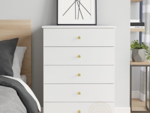 -Linha Básica.  Para outras cores consulte disponibilidade e valores com o atendimento. Organize e decore seus ambientes, com nossos produtos em MDF, de Alta qualidade.   ( Móveis , Marcenaria e Serviços.)  Todos os nossos móveis e produtos são produzidos com materiais e ferragens da mais alta qualidade , e possuem acabamentos finos e diferenciados que garantem Durabilidade e Exclusividade em seus ambientes .   Aproveite! ( Preços de fábrica )  em todos os itens do catálogo.  Detalhes Do Produto.  A  Cômoda Antártida, 5 gavetas,  é ideal para quem deseja decorar e organizar o ambiente, sem gastar muito! Umm móvel de Auta qualidade.  Sem esquecer da ótima capacidade de armazenamento ,  Um toque de funcionalidade, bom gosto e econômia.  Detalhes e diferenciais do produto.  Dimensões : 60 x 42  cm - largura  90 cm - altura   Côr: Branco   Material :  MDF   Corrediças - telescópicas   Pés  ante umidade.  Puxadores - metálicos dourados  PRODUTO ENVIADO MONTADO OU PRÉ MONTADO DEPENDENDO DA  LOCALIZAÇÃO.  ( DUVIDAS FREQUENTES: )  ENVIA? ( SIM ! )  Nas Compras Realizadas Online o Cliente tem a opção de Comprar com entrega.  TEM OPÇÃO DE RETIRADA?  ( SIM ! ) Os Clientes De BH e região tem a opção de retirada agendada na fabricação.  FAZ SOB MEDIDA?  ( SIM ! )   Para orçamento de peças sob medida, consulte o atendimento diretamente no whatsapp.  ( Dúvidas Sugestões ou Pedidos ) converse com o atendimento no whatsapp.ou e-mail.  ???? GOOGLE, AVALIAÇÕES - ⭐⭐⭐⭐⭐  Móveis Máxima 