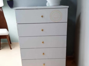 -Linha Básica.  Para outras cores consulte disponibilidade e valores com o atendimento. Organize e decore seus ambientes, com nossos produtos em MDF, de Alta qualidade.   ( Móveis , Marcenaria e Serviços.)  Todos os nossos móveis e produtos são produzidos com materiais e ferragens da mais alta qualidade , e possuem acabamentos finos e diferenciados que garantem Durabilidade e Exclusividade em seus ambientes .   Aproveite! ( Preços de fábrica )  em todos os itens do catálogo.  Detalhes Do Produto.  A  Cômoda Antártida, 5 gavetas,  é ideal para quem deseja decorar e organizar o ambiente, sem gastar muito! Umm móvel de Auta qualidade.  Sem esquecer da ótima capacidade de armazenamento ,  Um toque de funcionalidade, bom gosto e econômia.  Detalhes e diferenciais do produto.  Dimensões : 60 x 42  cm - largura  90 cm - altura   Côr: Branco   Material :  MDF   Corrediças - telescópicas   Pés  ante umidade.  Puxadores - metálicos dourados  PRODUTO ENVIADO MONTADO OU PRÉ MONTADO DEPENDENDO DA  LOCALIZAÇÃO.  ( DUVIDAS FREQUENTES: )  ENVIA? ( SIM ! )  Nas Compras Realizadas Online o Cliente tem a opção de Comprar com entrega.  TEM OPÇÃO DE RETIRADA?  ( SIM ! ) Os Clientes De BH e região tem a opção de retirada agendada na fabricação.  FAZ SOB MEDIDA?  ( SIM ! )   Para orçamento de peças sob medida, consulte o atendimento diretamente no whatsapp.  ( Dúvidas Sugestões ou Pedidos ) converse com o atendimento no whatsapp.ou e-mail.  ???? GOOGLE, AVALIAÇÕES - ⭐⭐⭐⭐⭐  Móveis Máxima 