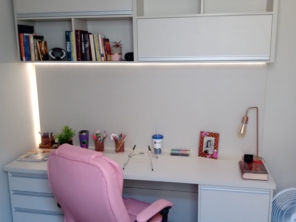 As principais vantagens ,do móvel sob medida são , você sempre consegue adaptar todos as suas  necessidades de trabalho ou estudo com o Aproveitamento total de espaço, essencial em  em ambientes limitados.  Decoração, com o móvel sob medida você decora os seus ambientes com um estilo único , pensado para cada cliente.