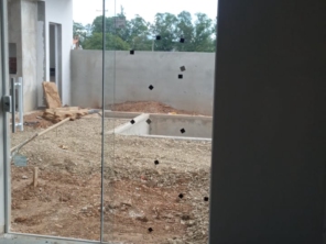 Foto de Joel Pereira Silva Construtor em Ninho Verde I Eco Residence, SP por Solutudo
