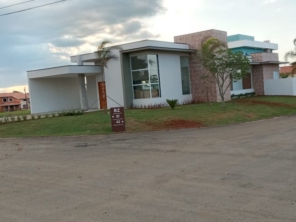 Foto de Joel Pereira Silva Construtor em Ninho Verde I Eco Residence, SP por Solutudo