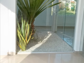 Foto de Joel Pereira Silva Construtor em Ninho Verde I Eco Residence, SP por Solutudo