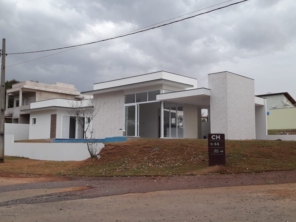 Foto de Joel Pereira Silva Construtor em Ninho Verde I Eco Residence, SP por Solutudo