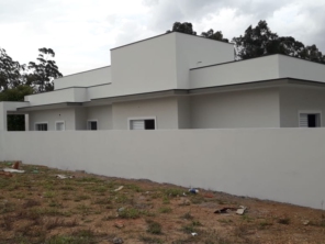 Foto de Joel Pereira Silva Construtor em Ninho Verde I Eco Residence, SP por Solutudo