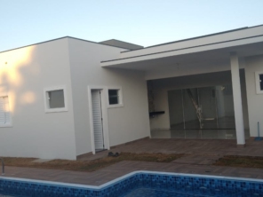 Foto de Joel Pereira Silva Construtor em Ninho Verde I Eco Residence, SP por Solutudo