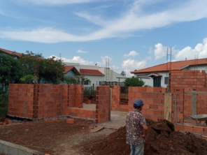 Foto de Joel Pereira Silva Construtor em Ninho Verde I Eco Residence, SP por Solutudo