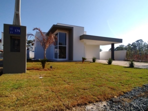 Foto de Joel Pereira Silva Construtor em Ninho Verde I Eco Residence, SP por Solutudo